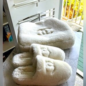 EUC Chanel ivory shearling Furry Slippers and carrying case Set size 38
